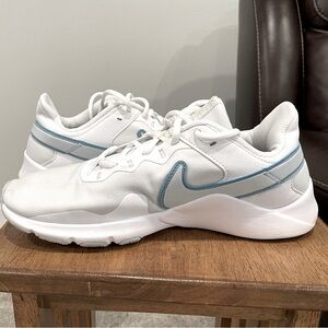 Nike Legend Essential sneaker